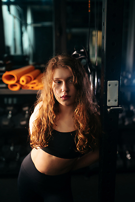 포토 JPG 해외이미지 백인 여자 무기 스포츠 포즈 신체 근육 운동선수 건강 한명 성인 운동복 운동 뷰티 힘 기차 에너지 도전 마음 널 보디빌딩 연습 클럽 체육관 팔 힘찬 해외202309 해외포토 서양인 1 옷 육상교통 컨셉 대중교통 사람 신체부위 헬스 파일형식