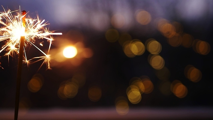 포토 JPG 해외이미지 행복 별 백그라운드 크리스마스 겨울 창문 불 휴가 불꽃 전등 새해 폭죽 불꽃놀이 사람없음 빛 반짝임 축제 화환 어둠 황혼 새벽 축하 막대기 황금 닫기 야간 저녁 소프트포커스 보케 마법 연소 카피스페이스 해외202309 해외포토 자연요소 계절 기념일 꽃 감정 컨셉 모션 놀이 조명 촬영기법 일몰 공백 파일형식