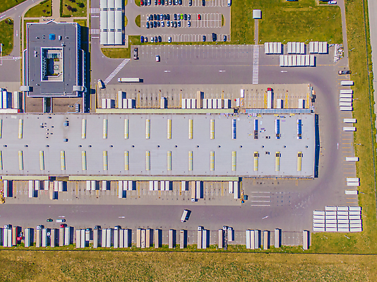 포토 JPG 해외이미지 유럽 산업 도로 비즈니스 공장 교통시설 자동차 독일 안테나 사람없음 화물 상품 컨테이너 창고 시설 상업 수납 짐차 무거움 트레일러 물류 폴란드 드론 분배 수입 조감도 해외202309 해외포토 나라 길 육상교통 교통 통신 공업 운송업 무게 파일형식