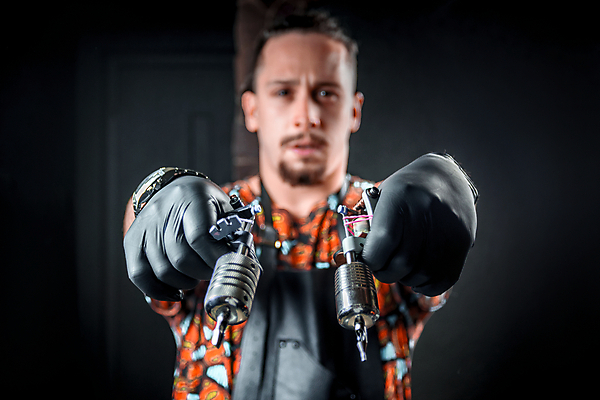 포토 JPG 해외이미지 직업 실내 한명 상점 총 문신 예술가 주인 방법 해외202309 해외포토 1 무기 사람 내부 파일형식