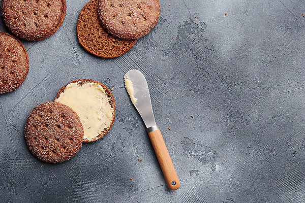 포토 JPG 해외이미지 전통 음식 빵 회색배경 핀란드 요리 사람없음 갈색 주방 빵집 신선 맛 아침식사 굽기 밀가루 버터 페스츄리 핸드메이드 호밀 카피스페이스 맛있는 해외202309 해외포토 컬러 백그라운드 컨셉 곡류 북유럽 상점 식사 공백 회색 가루 구이 파일형식