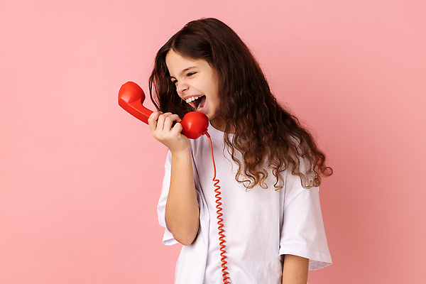 포토 JPG 해외이미지 스튜디오촬영 백인 손 여자 어린이 티셔츠 통신 설계 실내 말하기 대화 한명 사람 스마트폰 분노 표현 반지 잡기 검은머리 연결 전화기 사인 귀 텔레마케팅 고정 부름 보여주기 불쾌함 소통 고립 답변 비명 해외202309 해외포토 서양인 1 헤어스타일 감정 컨셉 셔츠 장신구 모션 내부 신체부위 핸드폰 스마트기기 서비스업 파일형식