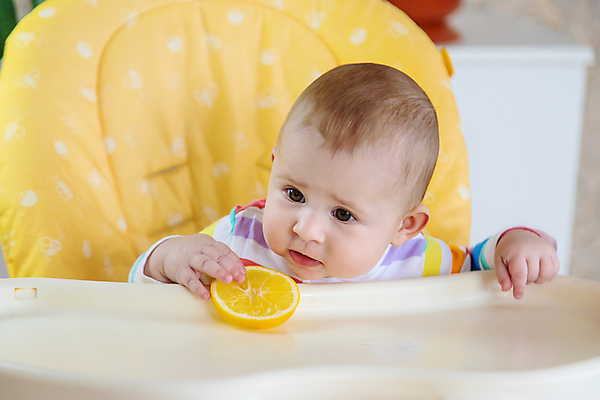 포토 JPG 해외이미지 남자 한명 앉기 상반신 앞모습 아웃포커스 아기 잡기 먹기 레몬 남자아기한명만 해외202309 해외포토 1 뷰포인트 과일 모션 촬영기법 사람 남자한명만 남자아기만 파일형식