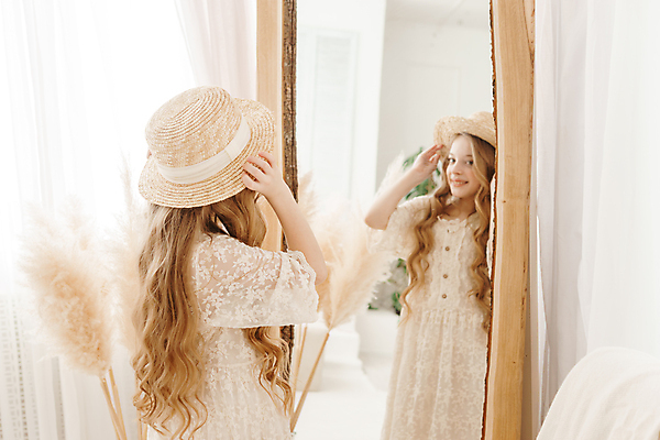 포토 JPG 해외이미지 서양인 원피스 여자 따뜻함 한명 상반신 10대 반사 흰색 잡기 커튼 밀짚모자 십대여자한명만 해외202309 해외포토 외국인 모자_잡화 1 옷 컬러 모션 청소년 사람 여자한명만 십대여자만 파일형식