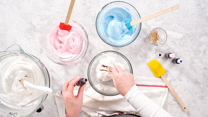 포토 JPG 해외이미지 음식 디저트 사탕 사람없음 쿠키 사발 달콤 굽기 머리위 섞기 테마 페스츄리 플랫레이 해외202309 해외포토 빵 사기그릇 플랫 맛 구이 파일형식