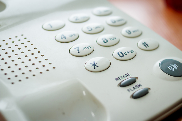 포토 JPG 해외이미지 손 선 백그라운드 인터넷 비즈니스 통신 탁자 회의 사람없음 전자제품 스마트폰 컴퓨터 글로벌 사무실 숫자 디지털 스크린 검은색 장비 흰색 키보드 업무 선택 연결 토론 전화기 책상 오브젝트 수화기 서비스 부름 다이얼 목소리 지원 키패드 해외202309 해외포토 문자 컬러 가구 컨셉 모션 신체부위 핸드폰 스마트기기 작업 파일형식