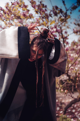 포토 JPG 해외이미지 전통 디자인 드레스 여자 아시아 문화 얼굴 분홍색 컨셉 장신구 자연 창조 미술 한명 야외 뷰티 정원 일본 중국 벚꽃 체리 역사 기모노 게이샤 해외202309 해외포토 1 옷 꽃 나라 컬러 과일 문화예술 사람 신체부위 일본전통의상 생태계 파일형식