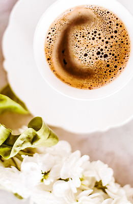 포토 JPG 해외이미지 꽃 여유 커피 휴식 사람없음 하이앵글 카페 분위기 커피잔 에스프레소 해외202309 해외포토 식물 감정 음료 뷰포인트 컨셉 잔 상점 파일형식