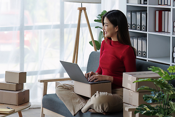 포토 JPG 해외이미지 직업 여자 행복 컨셉 회사 비즈니스 사업가 성공 주택 한명 사람 동양인 노트북 쇼핑 컴퓨터 상자 사무실 상점 업무 비즈니스우먼 상품 작음 상인 종업원 사이버 고객 서비스 상업 패키지 질서 소매 온라인 주인 물류 마케팅 매각 목록 프리랜서 중소기업 해외202309 해외포토 1 감정 인종 건물 전자제품 예절 작업 직장인 크기 파일형식