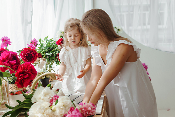 포토 JPG 해외이미지 원피스 여자 꽃 어린이 상반신 성인 두명 옆모습 금발 흰색 커튼 싱크대 여자만 소녀만 해외202309 해외포토 식물 헤어스타일 옷 뷰포인트 컬러 사람 개수대 어린이만 파일형식