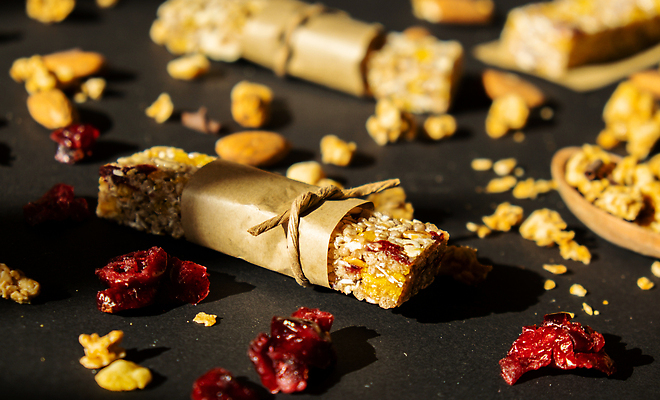 포토 JPG 해외이미지 사람없음 갈색 견과류 끈 건포도 에너지바 그래놀라 글루텐프리 해외202309 해외포토 음식 컬러 포도 건과일 파일형식