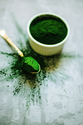 포토 JPG 해외이미지 식물 라이프스타일 음료 음식 백그라운드 다이어트 건강 사람없음 초록색 물 알약 약 숟가락 활발 흰색 해조류 떨어짐 가루 허브 유기농 흙더미 내추럴 보충 단백질 땅바닥 채식주의자 디톡스 슈퍼푸드 비건 해외202309 해외포토 자연요소 웰빙 컬러 컨셉 의학 바닥 수저 생활 흙 해양식물 채식 건강식품 영양소 파일형식 더미