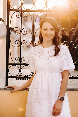 포토 JPG 해외이미지 응시 원피스 여자 거리 한명 상반신 성인 야외 앞모습 울타리 햇빛 성인여자한명만 해외202309 해외포토 1 시선 옷 뷰포인트 사람 담장 태양 여자한명만 성인여자만 파일형식