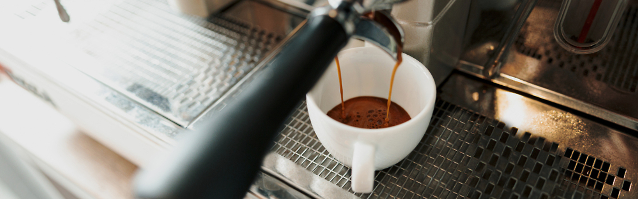 포토 JPG 해외이미지 직업 커피 음료 음식 백그라운드 2 비즈니스 아침 한명 컵 갈색 상점 금속 주방 식당 검은색 기계 이탈리아 거품 카페 머그컵 흰색 공구 신선 업무 바 뜨거움 붓기 닫기 아침식사 계산대 서비스 준비 만들기 아로마 바리스타 카푸치노 카페테리아 에스프레소 단절 라떼 철강 카페인 해외202309 해외포토 주간 1 식기 유럽 컬러 모션 재질 사람 식사 도구 작업 파일형식