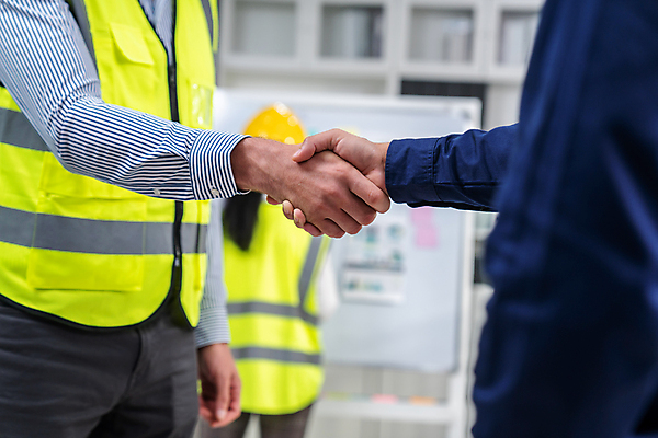 포토 JPG 해외이미지 여자 남자 회의 협력 책장 악수 상반신 성인 옆모습 세명 사무실 손잡기 직장인 엔지니어 안전모 화이트보드 안전조끼 성인만 해외202309 해외포토 직업 뷰포인트 가구 비즈니스 모션 사람 손짓 기술자 헬멧 안전장비 파일형식