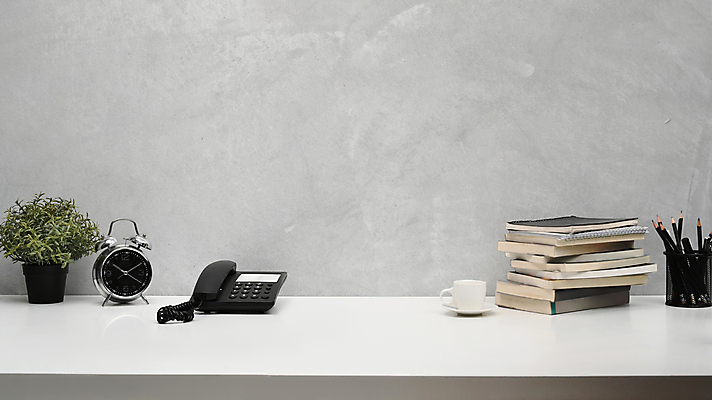 포토 JPG 해외이미지 화분 직장 실내 사람없음 책 사무실 회색 작업실 커피잔 전화기 책상 연필꽂이 탁상시계 해외202309 해외포토 커피 시계 컬러 가구 회사 비즈니스 문구용품 잔 내부 파일형식