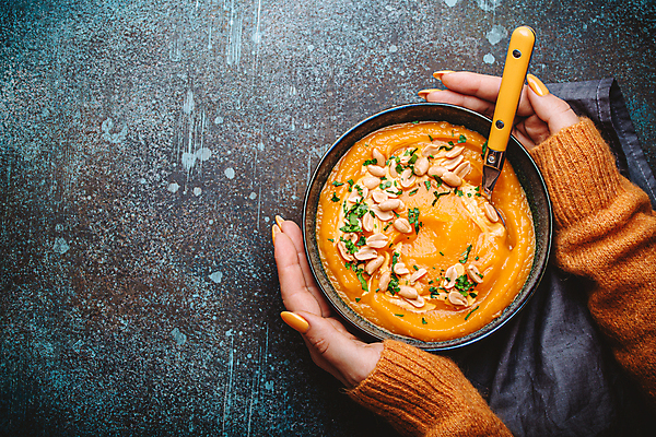 포토 JPG 해외이미지 그릇 손 호박 신체부위 하이앵글 숟가락 단호박수프 해외202309 해외포토 식기 뷰포인트 채소 수저 사람 수프 파일형식