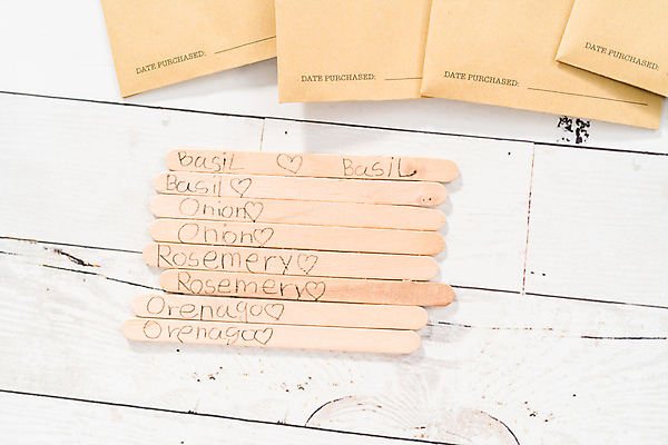 포토 JPG 해외이미지 손글씨 텍스트 실내 사람없음 환경 원예 일렬 나무막대 해외202309 해외포토 취미 내부 막대 파일형식