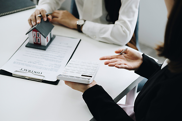 포토 JPG 해외이미지 여자 비즈니스 부동산 주택 들기 상반신 성인 두명 앞모습 옆모습 모형 거래 계산기 중개인 계약 문서 계약서 성인여자만 해외202309 해외포토 직업 뷰포인트 모션 문구용품 사람 건물 장비 재산 여자만 성인만 파일형식