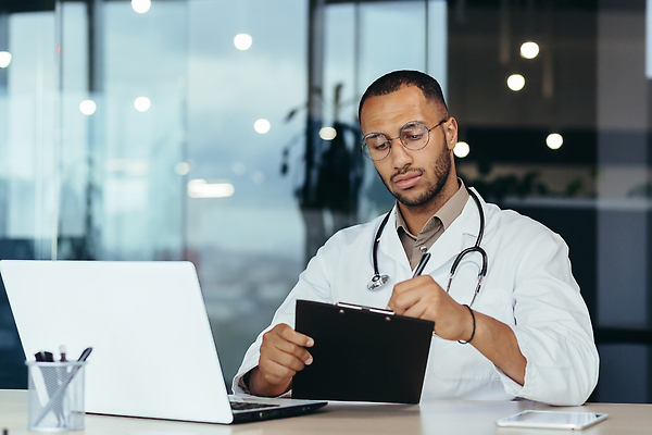 포토 JPG 해외이미지 직업 손 남자 행복 종이 중동 가족 탁자 직장 병원 한명 사람 노트북 사무실 펜 건강관리 쪽지 환자 간호사 의사 기록 업무 센터 이슬람교 인도인 집중 문서 만들기 히스패닉 조제 심각 튀르키예 해외202309 해외포토 외국인 1 감정 나라 아시아 종교 가구 컨셉 회사 비즈니스 의학 관계 모션 건강 관리 동양인 신체부위 전자제품 필기구 약 의료진 작업 파일형식