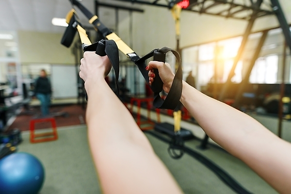 포토 JPG 해외이미지 백인 라이프스타일 여자 무기 밧줄 스포츠 백그라운드 컨셉 십자가 신체 근육 실내 건강 관리 한명 사람 운동 뷰티 스트레칭 힘 장비 흰색 잡기 닫기 몸무게 날씬함 연습 체육관 스트랩 해외202309 해외포토 서양인 1 줄 컬러 모션 내부 생활 몸매 파일형식