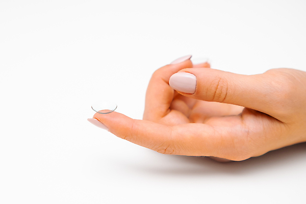 포토 JPG 해외이미지 라이프스타일 여자 안경 얼굴 손가락 건강 사람없음 약 반사 투명 컨테이너 속눈썹 시력 비전 처방 안과 시력검사 카메라렌즈 삽입 업그레이드 광학 살균 해외202309 해외포토 손 잡화 산업 의학 병원 사람 생활 신체부위 카메라 눈썹 검사_조사 파일형식