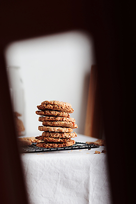 포토 JPG 해외이미지 음식 의자 탁자 디저트 주택 사람없음 쌓기 쿠키 케이크 주방 흰색 달콤 맛 아침식사 설탕 굽기 페스츄리 핸드메이드 맛있는 해외202309 해외포토 빵 컬러 가구 컨셉 모션 건물 식사 구이 파일형식