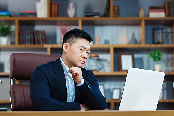 포토 JPG 해외이미지 중년 생각 비즈니스 CEO 사업가 아이디어 직장 한국 한명 사람 앉기 동양인 금융 노트북 컴퓨터 사무실 독서 일본 중국 관찰 작업 직장인 비즈니스맨 자신감 엔지니어 상담원 연결 휴대용 사이버 무선전화기 집중 책상 분석 경영자 온라인 변호사 배려 주목 회계사 네트워킹 사용자 브레인스토밍 해외202309 해외포토 직업 1 남자 감정 아시아 가구 컨셉 회사 모션 인종 성인 경제 전자제품 사무원 네트워크 기술자 전화기 오브젝트 리더 파일형식