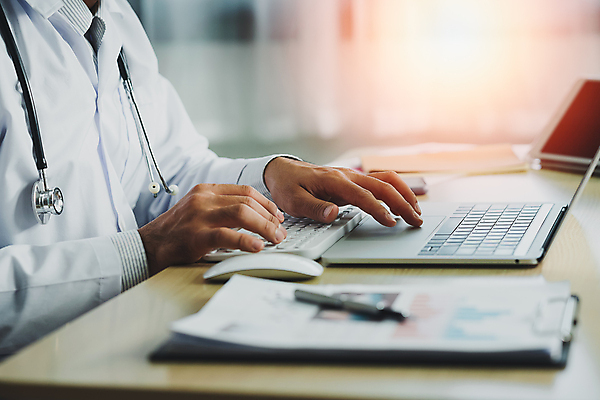 포토 JPG 해외이미지 직업 배너 남자 행복 종이 청진기 통계 탁자 그래프 실내 건강 병원 한명 앉기 치료 노트북 컴퓨터 사무실 약 펜 고통 의사 코트 흰색 타이핑 기록 작업 자신감 실험실 책상 서비스 바쁨 돌봄 해외202309 해외포토 1 감정 컬러 가구 비즈니스 의학 의료기기 모션 실험 사람 내부 전자제품 필기구 외투 의료진 파일형식