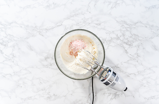 포토 JPG 해외이미지 음식 디저트 사탕 요리 사람없음 빨간색 케이크 주방 얼음 기계 흰색 사발 달콤 맛 컵케이크 굽기 크림 준비 만들기 머리위 레시피 섞기 페스츄리 플랫레이 프로스팅 해외202309 해외포토 자연요소 빵 컬러 컨셉 모션 사기그릇 플랫 구이 제빵 파일형식