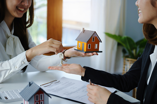 포토 JPG 해외이미지 여자 비즈니스 부동산 주택 들기 상반신 성인 두명 옆모습 모형 거래 중개인 손내밀기 계약 문서 계약서 성인여자만 해외202309 해외포토 직업 뷰포인트 모션 사람 손짓 건물 재산 여자만 성인만 파일형식