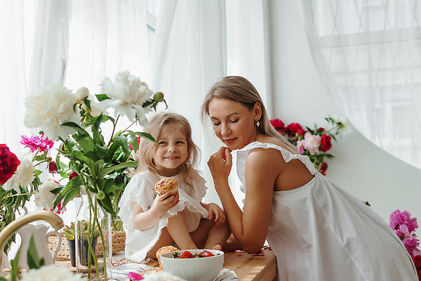 포토 JPG 해외이미지 그릇 원피스 여자 꽃 어린이 딸기 상반신 성인 두명 옆모습 금발 기댐 흰색 커튼 머핀 여자만 소녀만 해외202309 해외포토 식물 헤어스타일 식기 옷 빵 뷰포인트 컬러 과일 모션 사람 어린이만 파일형식