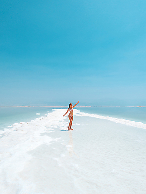 포토 JPG 해외이미지 라이프스타일 여자 행복 바다 여행 신체 자연 하늘 휴가 휴식 건강 한명 풍경 야외 물 여름 파란색 비키니 태양 뷰티 숫자 수영 스파 죽음 고급 휴양지 소금 거짓말 요르단 이스라엘 짠맛 수평선 해외202309 해외포토 자연요소 문자 1 계절 수영복 감정 컬러 컨셉 중동 사람 생활 장소 수상스포츠 맛 생태계 서아시아 파일형식