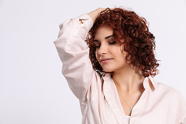 포토 JPG 해외이미지 백인 헤어스타일 여자 행복 유럽 얼굴 짧은머리 실내 표정 건강 사랑 한명 사람 근접촬영 뷰티 소매 고립 완벽 흥미 몽환 해외202309 해외포토 서양인 1 감정 나라 뷰포인트 컨셉 내부 신체부위 파일형식