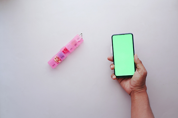 포토 JPG 해외이미지 손 사람없음 목재 스마트폰 상자 알약 약 우주 스크린 잡기 오픈 일주일 컨테이너 플라스틱 보충 복용 조언 진통제 해외202309 해외포토 나무 산업 재료 의학 모션 재질 신체부위 핸드폰 스마트기기 파일형식