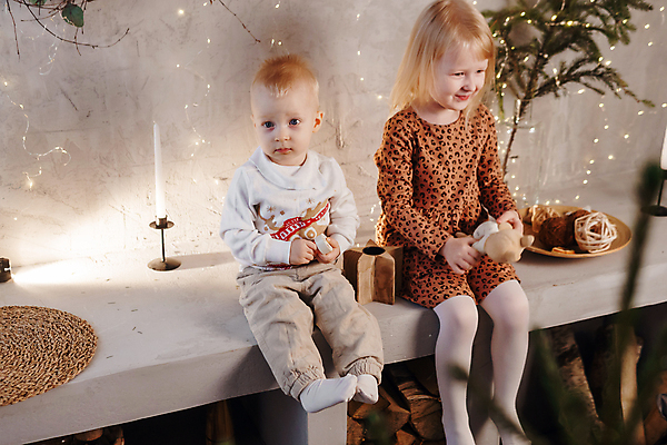 포토 JPG 해외이미지 전신 여자 남자 어린이 인형 크리스마스 초 실내 남매 들기 앉기 소년 앞모습 선물상자 나뭇가지 털실 촛대 장식장 실타래 알전구 크리스마스이브 홀리데이 어린이만 해외202309 해외포토 나무 기념일 뷰포인트 가구 전구 가족 모션 휴가 선물 사람 내부 상자 실 파일형식