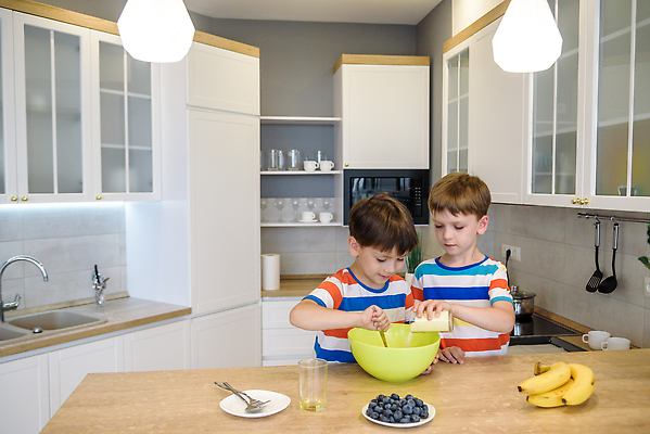 포토 JPG 해외이미지 백인 라이프스타일 행복 어린이 음식 크리스마스 2 과일 학교 가족 탁자 디저트 주택 요리 사람 소년 두명 뷰티 쿠키 케이크 주방 요리사 앞치마 빵집 아기 달콤 굽기 준비 반죽 만들기 밀가루 걸음마 남동생 제빵사 페스츄리 해외202309 해외포토 서양인 직업 교육 기념일 남자 감정 빵 가구 관계 모션 건물 생활 상점 맛 가루 구이 동생 파일형식