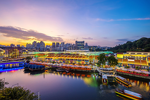 포토 JPG 해외이미지 아시아 문화 컬러 여행 건축양식 동양인 사람없음 건물 물 강 여행객 항구 식당 식사 황혼 일몰 새벽 도시 바 보트 재산 도심 야간 저녁 강가 크루즈 상업 지역 스카이라인 싱가폴 랜드마크 옛날 해외202309 해외포토 자연요소 건축물 건축 나라 배_교통 교통시설 사람 인종 금융 노을 상점 파일형식
