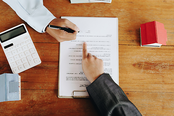 포토 JPG 해외이미지 손 비즈니스 부동산 주택 들기 신체부위 하이앵글 펜 모형 거래 계산기 가리킴 중개인 계약 문서 계약서 해외202309 해외포토 직업 뷰포인트 모션 문구용품 사람 손짓 건물 필기구 장비 재산 파일형식