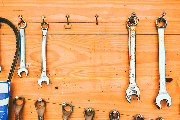 포토 JPG 해외이미지 산업 벽 백그라운드 부분 자동차 산 매달리기 사람없음 목재 세트 상점 금속 기계 장비 수확 기구 도구 스패너 업무 작업실 수리 콘센트 제조 은색 옷걸이 철 묘사 오브젝트 서비스 정비공 DIY 유지 업그레이드 옛날 자동 줄서기 차고 철강 실종 해외202309 해외포토 나무 육상교통 컬러 농업 재료 모션 재질 취미 공구 작업 기술자 사건 파일형식