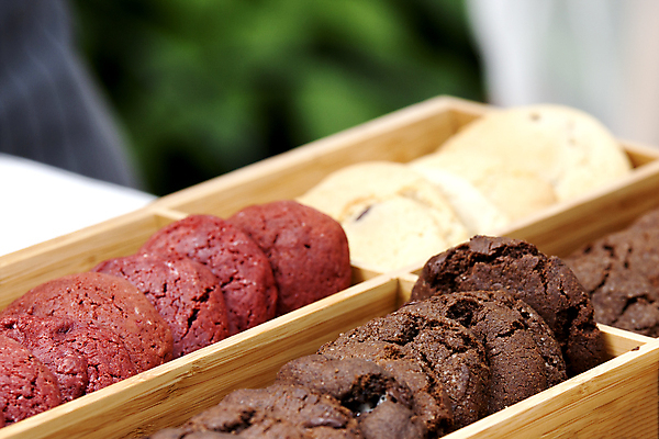 포토 JPG 해외이미지 모양 전통 음식 백그라운드 오렌지 휴가 디저트 주택 사탕 사람없음 세트 갈색 쌓기 쿠키 케이크 초콜릿 빵집 흰색 대접 신선 원형 달콤 맛 아침식사 폐기물 유혹 설탕 굽기 먹기 묘사 부드러움 칼로리 덩어리 토막 고립 부스러기 해로움 핸드메이드 맛있는 해외202309 해외포토 도형 컬러 컨셉 과일 모션 건물 상점 식사 감각 쓰레기 구이 파일형식