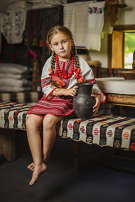 포토 JPG 해외이미지 백인 모델 전통 긴머리 드레스 여자 딸 행복 문화 어린이 잎 가족 이야기 한명 사람 여러명 성인 빨간색 초록색 뷰티 머리 유행 화환 벚꽃 흰색 아기 역사 작음 에메랄드 애국심 우크라이나 전국 해외202309 해외포토 서양인 식물 1 헤어스타일 옷 꽃 감정 유럽 컬러 다수 관계 신체부위 크기 보석 파일형식