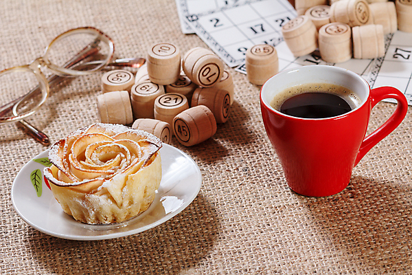 포토 JPG 해외이미지 종이 안경 커피 백그라운드 놀이 탁자 성공 휴식 통 사람없음 목재 컵 숫자 쿠키 게임 우승 신용카드 행운 재산 도박 계획 책상 기회 열정 관심 복권 옛날 해외202309 해외포토 나무 문자 식기 잡화 감정 음료 가구 컨셉 재료 디저트 금융 최고 파일형식