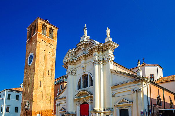 포토 JPG 해외이미지 전통 외관 유럽 종교 문화 시계 여행 백그라운드 건축양식 하늘 거리 주택 풍경 사람없음 야외 건물 파란색 도시풍경 컬러풀 교회 탑 이탈리아 종 도시 센터 역사 성자 베네치아 지역 타운 랜드마크 옛날 해외202309 해외포토 건축물 건축 나라 컬러 종교건축 파일형식