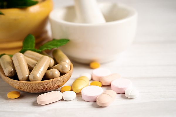 포토 JPG 해외이미지 건강 사람없음 알약 약 숟가락 허브 유기농 절구 절구방아 해외202309 해외포토 식물 웰빙 의학 수저 도구 파일형식