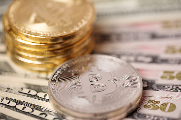 포토 JPG 해외이미지 종이 백그라운드 컨셉 지폐 돈 인터넷 비즈니스 사람없음 금융 경제 달러 디지털 동전 쪽지 웹 블록 시장 재산 황금 암호 구매 발굴 심볼 사인 무역 투자 상업 전자 계산서 세금 가상 해외202309 해외포토 산업 쇼핑 파일형식