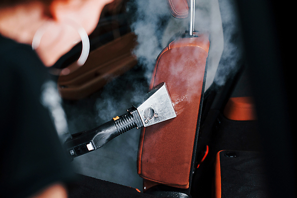 포토 JPG 해외이미지 여자 자동차 한명 성인 수증기 청소 자동차내부 차량내부 성인여자한명만 손세차 실내세차 해외202309 해외포토 1 육상교통 사람 내부 세차 여자한명만 성인여자만 파일형식