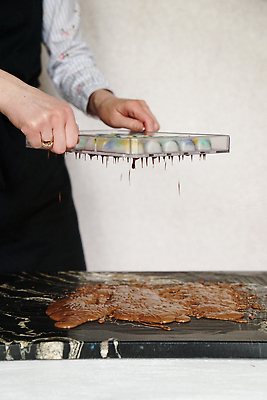 포토 JPG 해외이미지 모양 산업 음식 비즈니스 재료 디저트 건강 사탕 요리 사람없음 장식 갈색 상점 주방 초콜릿 요리사 어둠 펼침 빵집 흰색 붓기 달콤 맛 떨어짐 굽기 준비 만들기 조형 곰팡이 제빵사 핸드메이드 프랄린 맛있는 해외202309 해외포토 직업 컬러 컨셉 모션 구이 파일형식