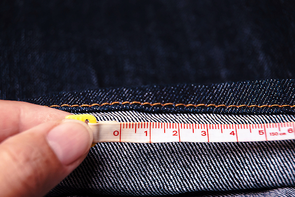 포토 JPG 해외이미지 직업 디자인 옷 산업 컬러 패턴 비즈니스 취미 사람없음 유행 장비 기구 공구 청바지 직물 면 업무 작업실 수리 제조 바느질 디자이너 자르기 측정 오브젝트 서비스 땀 캔버스 테이프 길이 재단 조작 하드웨어 스타일 해외202309 해외포토 무늬 바지 모션 문구용품 컴퓨터 도구 작업 파일형식