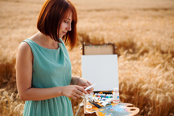 포토 JPG 해외이미지 원피스 여자 한명 상반신 성인 야외 옆모습 컵 연필 갈색 물감 붓 팔레트 분위기 칼 캔버스 화가 갈대밭 성인여자한명만 깎기 해외포토 직업 1 식기 옷 뷰포인트 컬러 컨셉 모션 학용품 사람 필기구 미술도구 여자한명만 성인여자만 파일형식 갈대_식물